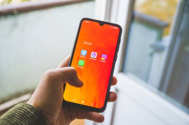 Akıllı telefondaki sosyal ağ uygulamaları: Facebook, kurye, instagram, Whatsapp