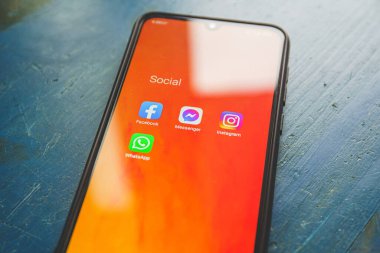 Akıllı telefondaki sosyal ağ uygulamaları: Facebook, kurye, instagram, Whatsapp