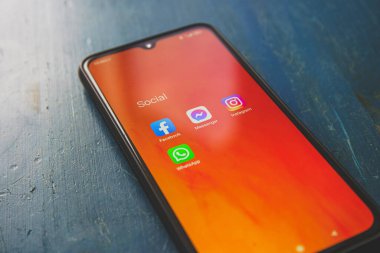 Akıllı telefondaki sosyal ağ uygulamaları: Facebook, kurye, instagram, Whatsapp