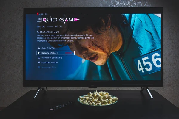 在电视上看乌贼游戏节目 Squid Game 是一部韩国电视连续剧 在Netflix上播出 — 图库照片