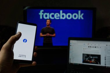 Facebook uygulaması ve logosu arka planda. Ekranda Mark Zuckerberg