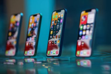 New Apple Iphone 13 akıllı telefonu elmacıda satışta. Profesyonel maksimum 13, iPhone 13, iphone mini.
