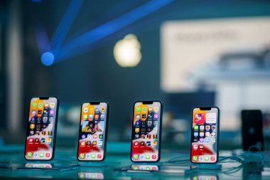 New Apple Iphone 13 akıllı telefonu elmacıda satışta. Profesyonel maksimum 13, iPhone 13, iphone mini.