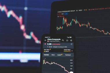 Borsa ekranlarındaki Evergrande. Evergrande Grubu veya Evergrande Gayrimenkul Grubu, Çin 'in en büyük ikinci emlak geliştiricisidir..