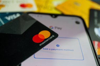 Akıllı telefondan Google Pay veya Gpay uygulaması. Google Pay, Google tarafından geliştirilen dijital cüzdan platformu ve çevrimiçi ödeme sistemidir.