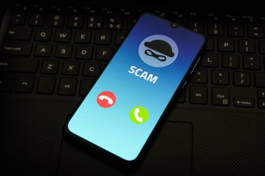 Dolandırıcıdan gelen arama. Telefonla dümen çağrısı