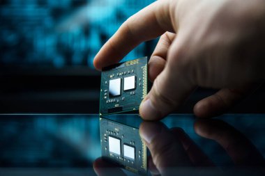 Bilgisayar çipi ellerinde. Çip seti, işlemci arasında entegre edilmiş ve veri akışı sağlayan bir elektronik bileşen setidir. Chipset setleri genellikle belli bir mikroişlemci ailesi ile çalışır..