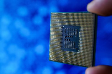 Bilgisayar çipi ellerinde. Çip seti, işlemci arasında entegre edilmiş ve veri akışı sağlayan bir elektronik bileşen setidir. Chipset setleri genellikle belli bir mikroişlemci ailesi ile çalışır..