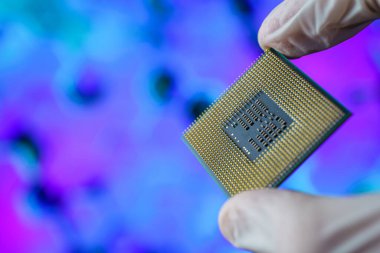 Bilgisayar çipi ellerinde. Çip seti, işlemci arasında entegre edilmiş ve veri akışı sağlayan bir elektronik bileşen setidir. Chipset setleri genellikle belli bir mikroişlemci ailesi ile çalışır..