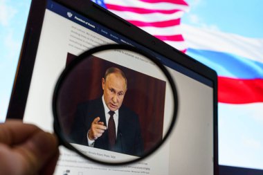 Vladimir Putin, Rusya Federasyonu Başkanı haberlere çıktı. Büyüteçten bakıyorum.