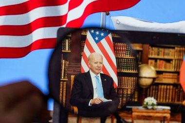 Joe Biden, Amerika Birleşik Devletleri Başkanı haberlerde. Büyüteçten bakıyorum.