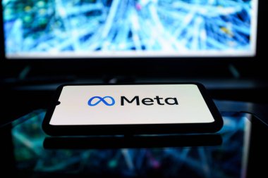 Meta logosu 3 boyutlu fütüristik arka planda. Metaevren internetin varsayılan bir yinelemesidir. Devamlı çevrimiçi 3 boyutlu sanal ortamları destekler..