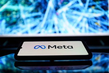 Meta logosu 3 boyutlu fütüristik arka planda. Metaevren internetin varsayılan bir yinelemesidir. Devamlı çevrimiçi 3 boyutlu sanal ortamları destekler..