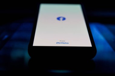 Akıllı telefondan Meta logosu. Meta Platformları, Inc., Meta olarak iş yapıyor ve eski adıyla Facebook, Inc..