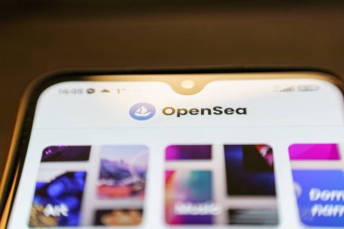 OpenSea, iadesiz jetonlar için çevrimiçi bir pazardır. NFT en büyük çevrimiçi pazar yeri