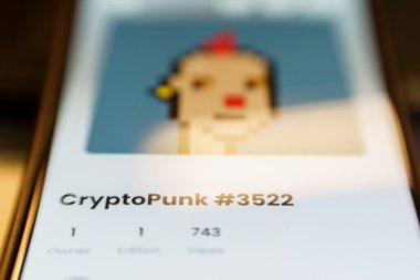 CryptoPunks, Ethereum blok zincirinde finanse edilemeyen bir sembol koleksiyonudur. Akıllı telefon ekranında NFT