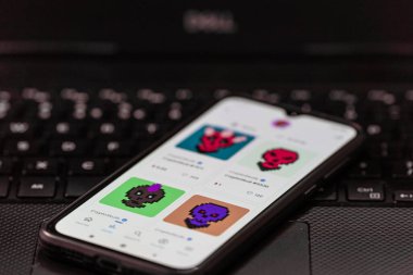 Akıllı telefondan NFT jetonu. CryptoSkull piksel sanatı Ethereum 'da saklanan 10000 koleksiyonluk ERC-721 Fonu Olmayan Jeton