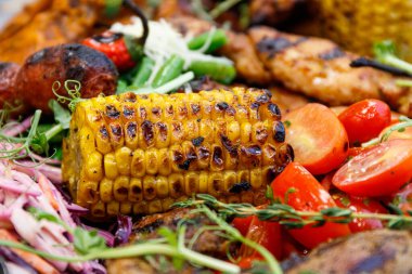 Izgara et ve sebze karışımı. Bir tabak karışık et..