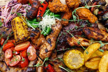 Izgara et ve sebze karışımı. Bir tabak karışık et..