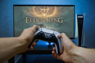 Elden Ring video oyunu. Playstation 5 konsoluyla video oyunu oynamanın bakış açısı.