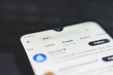 Twitter 'da NFT araması. Finanse edilemeyen sembol, bir blok zinciri üzerinde saklanan ve değiştirilemeyen veri birimidir.