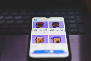 CryptoPunks, Ethereum blok zincirinde finanse edilemeyen bir sembol koleksiyonudur. Akıllı telefon ekranında NFT.
