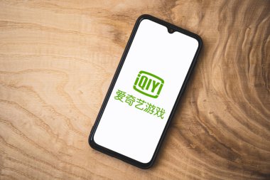 Akıllı telefondan QiY uygulaması. Üst açı çekimi. iQIYI, eski adıyla Qiyi, bir Çin çevrimiçi video platformudur.