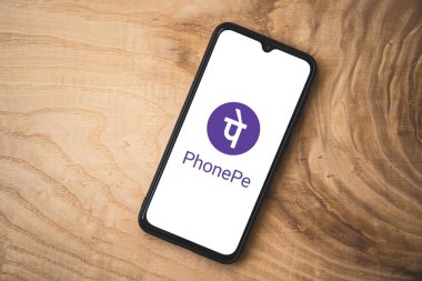Akıllı telefondan telefon uygulaması. Üst açı çekimi. PhonePe, Hint dijital ödemeleri ve finans hizmetleri şirketidir.
