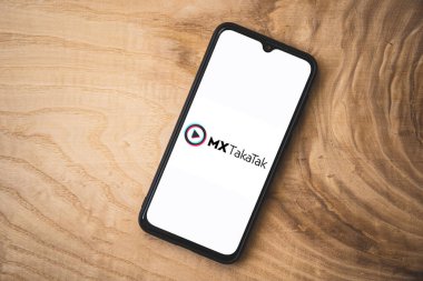 MX TakaTak uygulaması akıllı telefonda. Üst açı çekimi. MX TakaTak, Hindistan 'da MX Media & Entertainment tarafından yerel ve özel olarak üretilen bir kısa video topluluğudur..