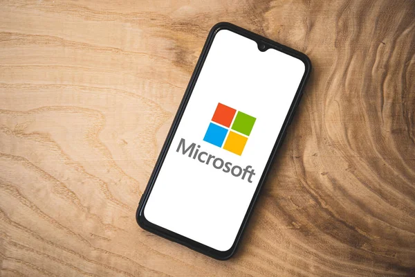 Microsoft Logo Auf Dem Smartphone Bildschirm Holzuntergrund Schuss Aus Spitzem — Stockfoto