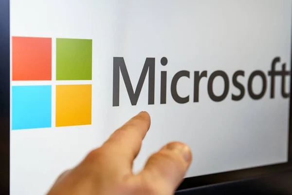 Microsoft Logo Auf Dem Bildschirm Microsoft Corporation Ist Ein Amerikanischer — Stockfoto