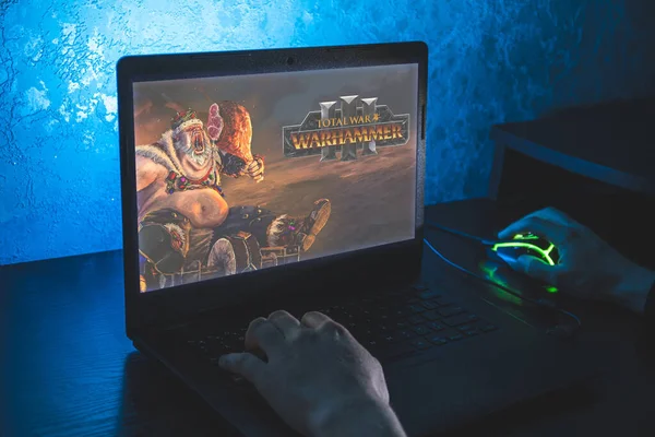 Closeup de homem com fone de ouvido para jogos jogando jogo de ação online  multiplayer usando configuração de pc profissional no torneio. jogador  olhando para a tela do computador enquanto conversa com