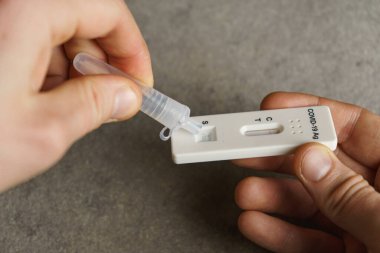 Covid-19 antijen testi evde. Hızlı koronavirüs testi..