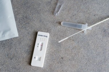 Covid-19 antijen testi evde. Test sonucu negatif. Hızlı koronavirüs testi..