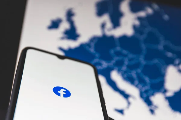 Facebook App Auf Smartphone Bildschirm Und Europa Union Hintergrund — Stockfoto