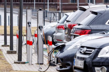 Elektrikli Araç Şarj İstasyonu. Elektrikli arabalar elektrik santralinde şarj oluyor. EV şarj istasyonu