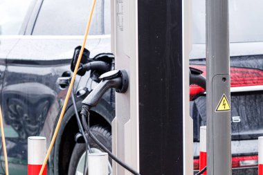 Elektrikli Araç Şarj İstasyonu. Elektrikli arabalar elektrik santralinde şarj oluyor. EV şarj istasyonu