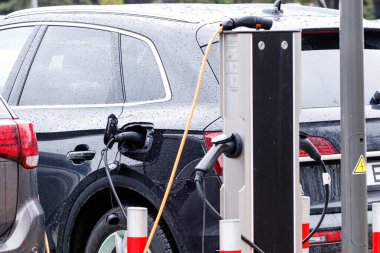 Elektrikli Araç Şarj İstasyonu. Elektrikli arabalar elektrik santralinde şarj oluyor. EV şarj istasyonu
