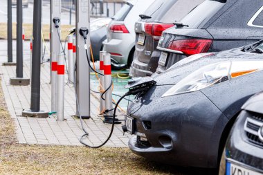 Elektrikli Araç Şarj İstasyonu. Elektrikli arabalar elektrik santralinde şarj oluyor. EV şarj istasyonu