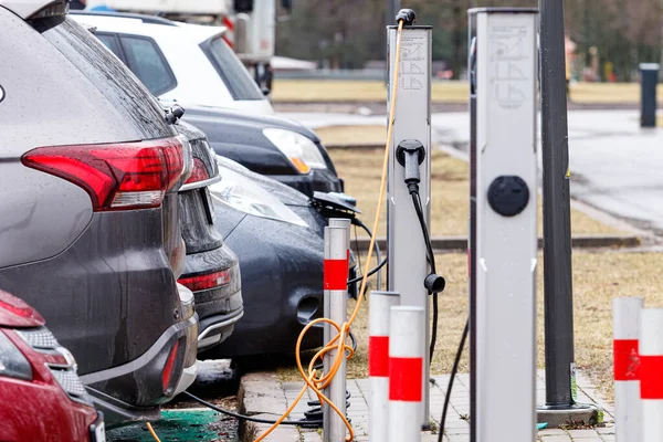 Elektrikli Araç Şarj İstasyonu. Elektrikli arabalar elektrik santralinde şarj oluyor. EV şarj istasyonu