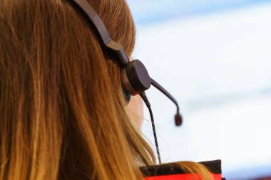 Müşteri destek merkezini ara. Müşterilerle konuşan bir kadın. Kulaklığı kapat.