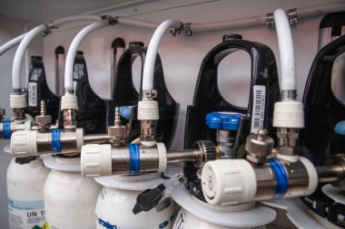 Tıbbi oksijen tüpleri. Oksijen solunum tüpünün yakın çekim görüntüsü.