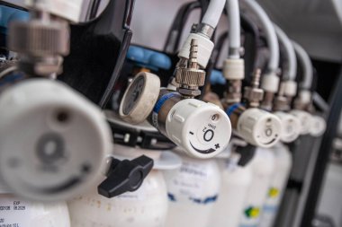 Tıbbi oksijen tüpleri. Oksijen solunum tüpünün yakın çekim görüntüsü.