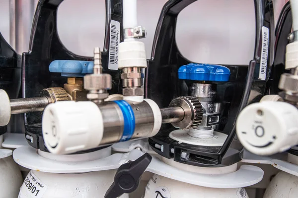 Tıbbi oksijen tüpleri. Oksijen solunum tüpünün yakın çekim görüntüsü.