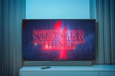 Stranger Thins 4. sezon TV dizisi büyük ekranda. Evde tuhaf şeyler oluyor.