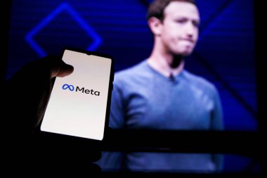 Meta logosu ekranda ve Mark Zuckerberg arka planda Metaverse Genel Müdürü.