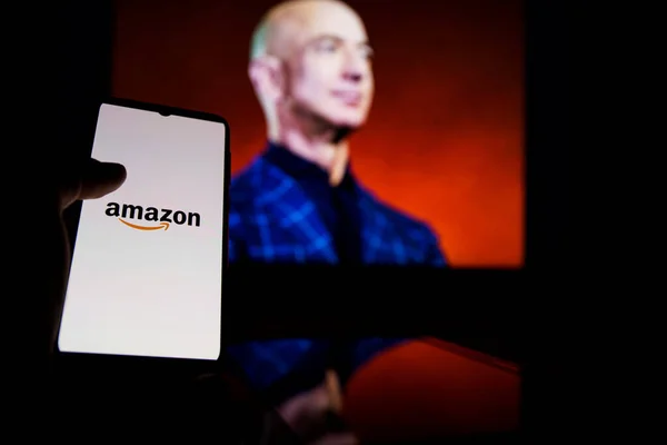 Amazon Logo Auf Dem Bildschirm Und Jeff Bezos Ist Vorstandsvorsitzender — Stockfoto