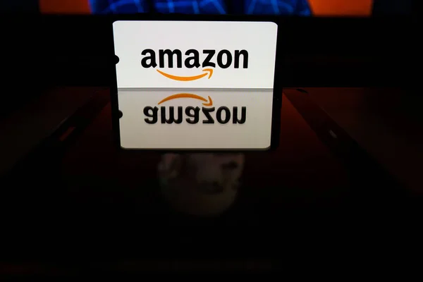 Amazon Logo Auf Dem Bildschirm Und Jeff Bezos Ist Vorstandsvorsitzender — Stockfoto