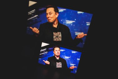 Elon Musk ekranda. Elon Reeve Musk FRS bir iş adamı ve yatırımcı. Tesla ve SpaceX 'in CEO' su. Yüksek kalite fotoğraf