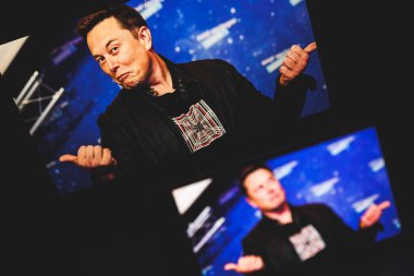 Elon Musk ekranda. Elon Reeve Musk FRS bir iş adamı ve yatırımcıdır. Tesla ve SpaceX 'in CEO' su.